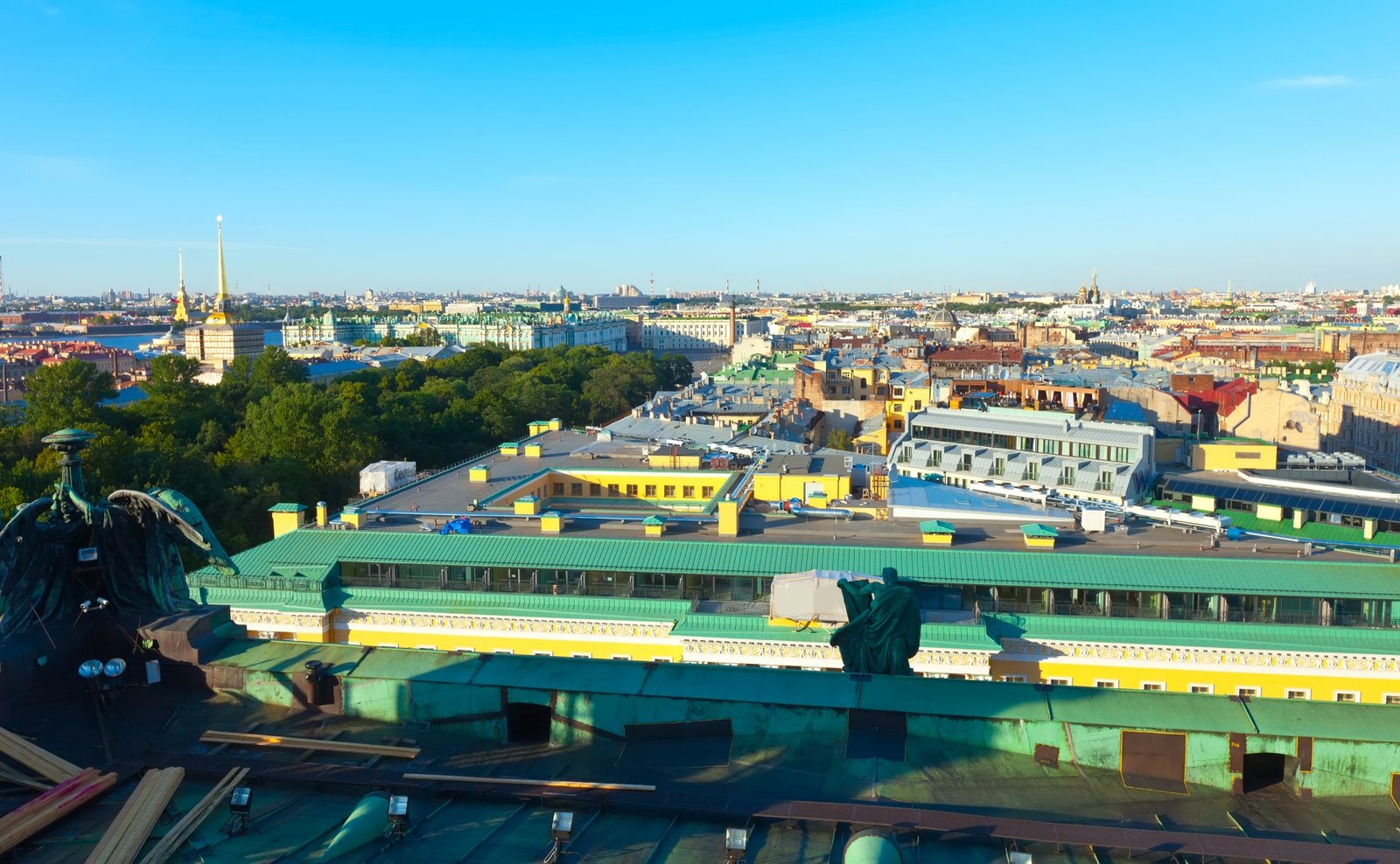 Rynek budowlany we Wrocławiu i na Dolnym Śląsku, ukazujący dynamikę i specyfikę regionu.