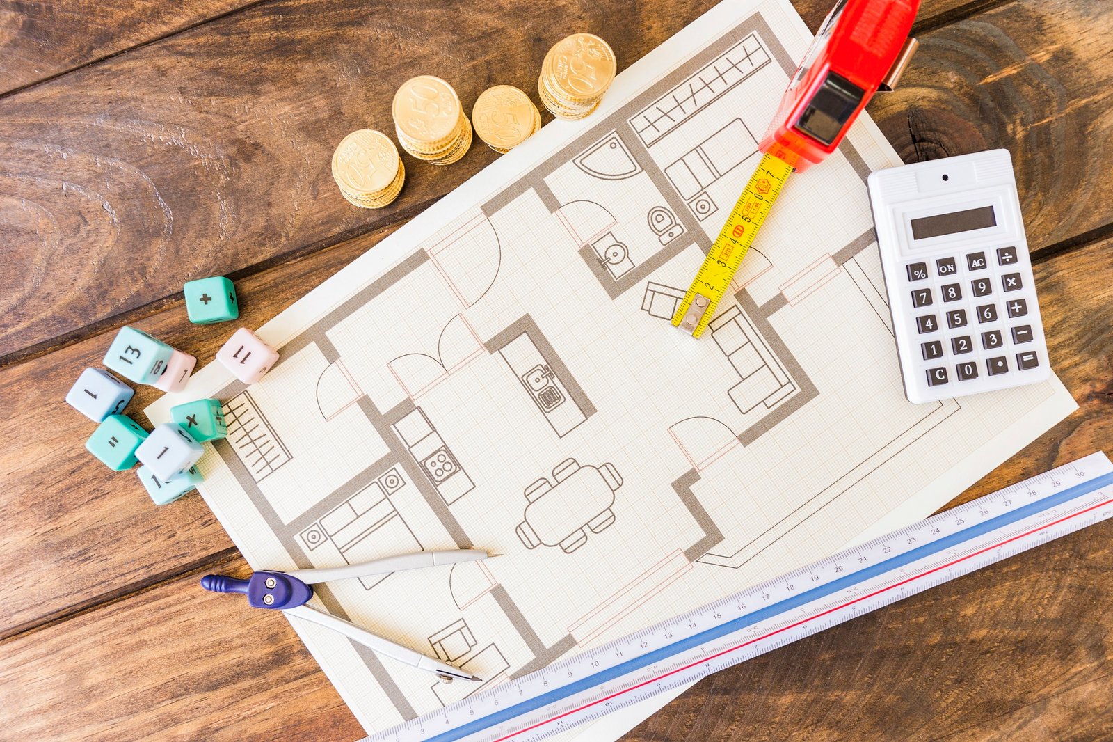 Gotowe projekty domów z wyceną, przedstawiające plany architektoniczne i analizę kosztów.